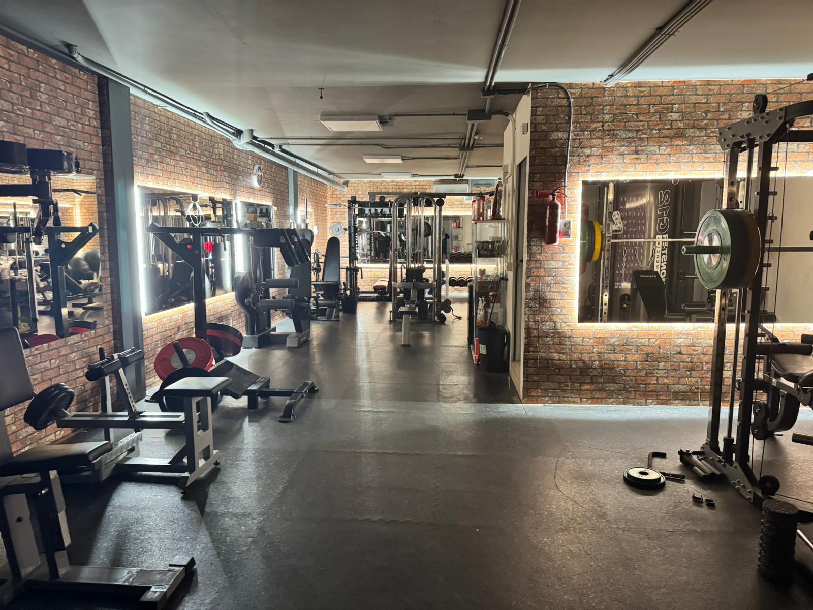 Scorus Fitness - Zona de máquinas con espejos